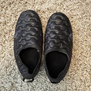 North face mens slippers in black.